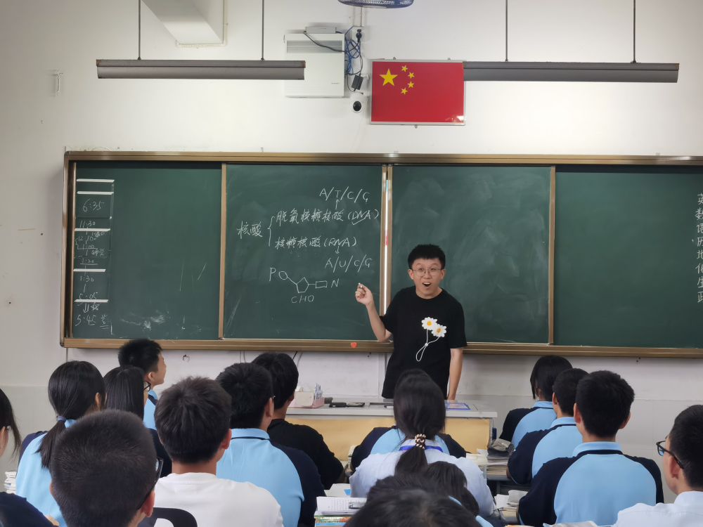 杜玉全 实习生 吴亦阳9月10日,浙江临海市杜桥镇杜桥中学"90后"青年