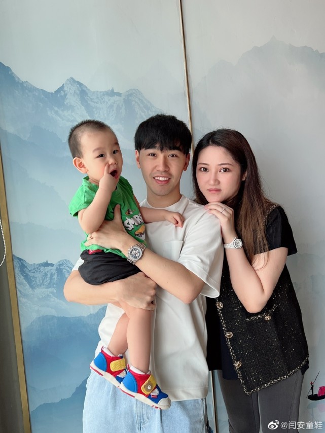 温馨！国乒名将晒出一家三口全家福，妻美子萌无愧人生赢家_腾讯新闻