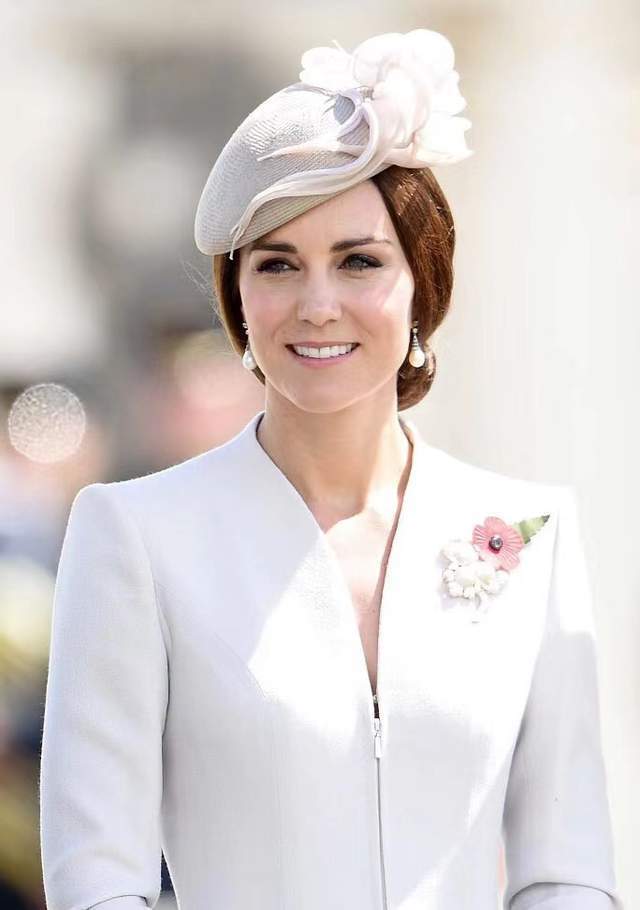 威尔士王妃哀悼女王佩戴其珍贵珠宝,低调隆重,却不抢王后风头插图10