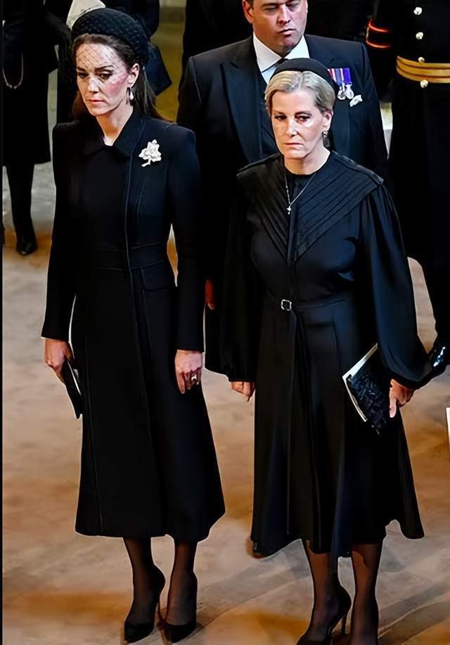 威尔士王妃哀悼女王佩戴其珍贵珠宝,低调隆重,却不抢王后风头插图13