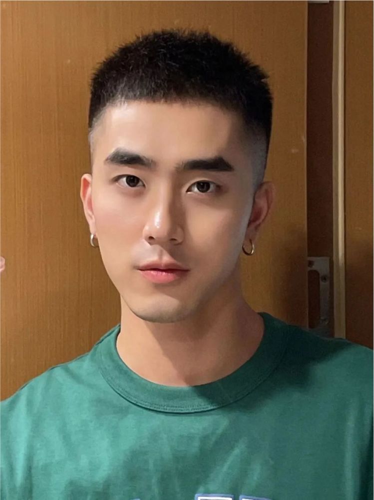 五官比较俊朗的男生,选择超短的小寸头是再好不过了,短短的发型清爽