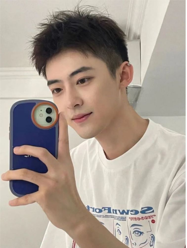 男士发型周边超短的效果,一样可以剪出层次,从发际线边缘到头顶区过渡