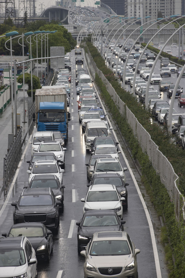 上海市实验学校西校门口送学生上学