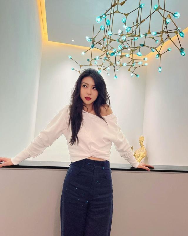 大晒素颜相日前fiona在社交网上传了与爱猫的照片,可见照片中的finoa