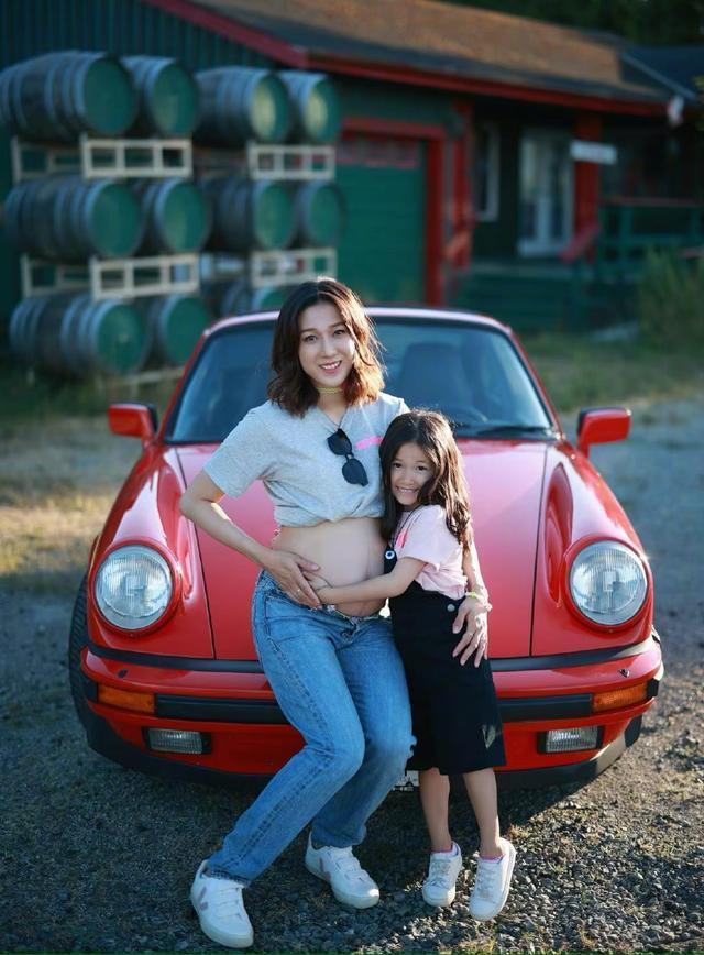 38岁钟嘉欣晒三胎孕照,状态超好身材纤瘦,与外籍老公常年定居国外好