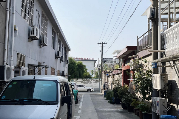 "黄埭镇潘阳社区有关负责人称,潘阳新村是在20多年前整体异地搬迁过来