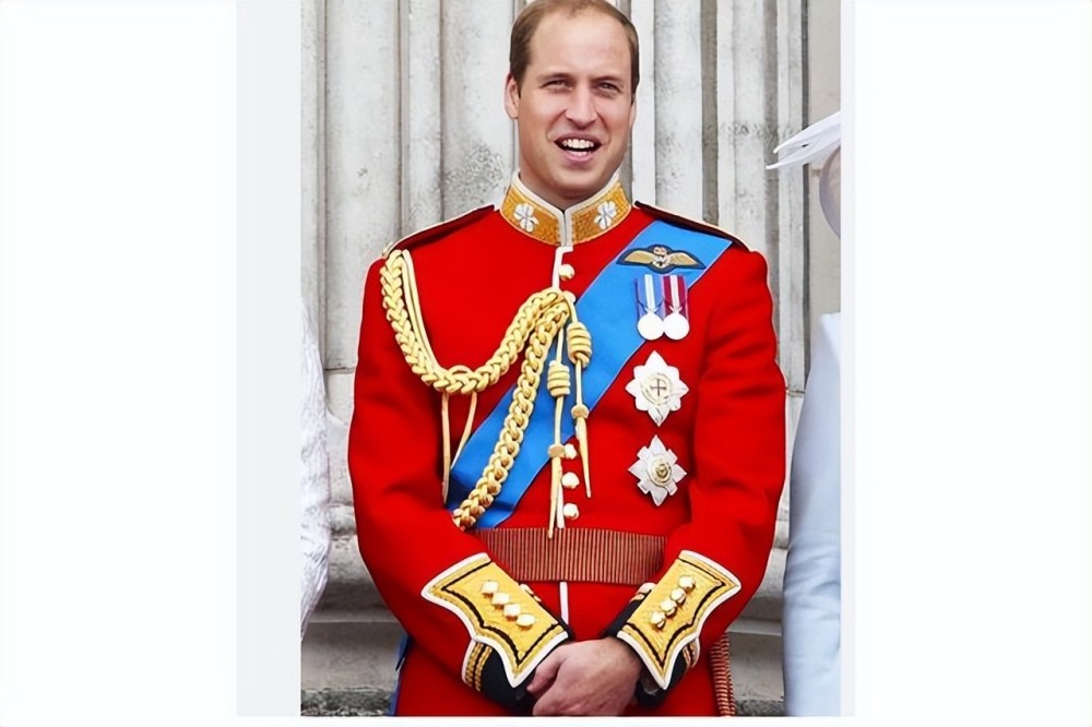 这群英国的王子公主,为何都自带高级军衔,还别着一堆勋章?_腾讯新闻