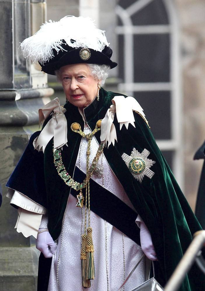 这群英国的王子公主,为何都自带高级军衔,还别着一堆勋章?_腾讯新闻