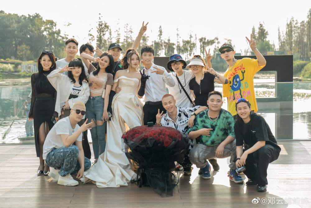 大家一起祝福王齐铭和老婆黑妹结为夫妻.