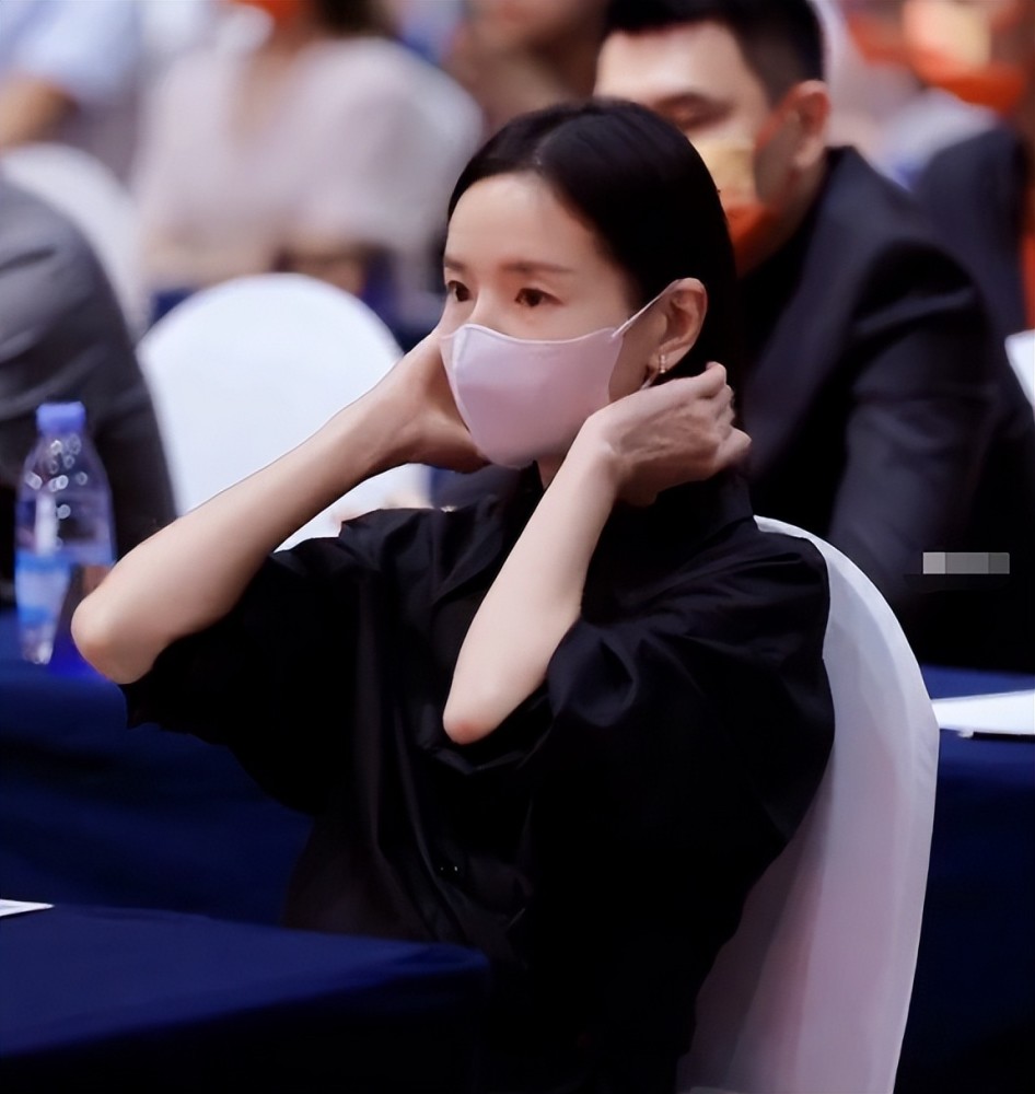 今年42岁的董洁脸部略有些发福,素颜状态下能清晰地看到她的眼袋和