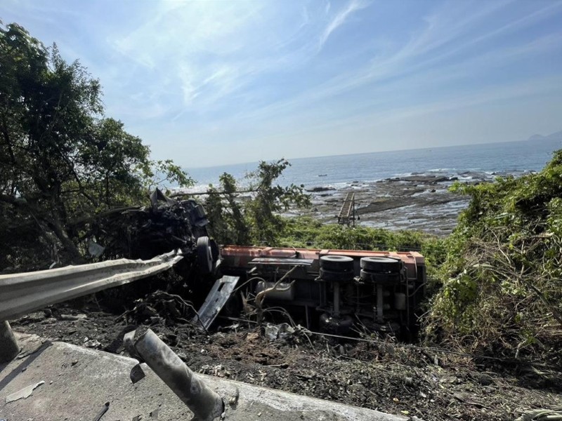 台湾铁路再现事故!一砂石车滑落铁轨边坡造成多班次列车延误_腾讯新闻