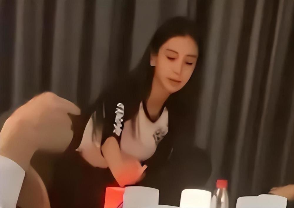 angelababy抽烟被拍!吞云吐雾姿势娴熟,素颜出镜五官精致_腾讯新闻