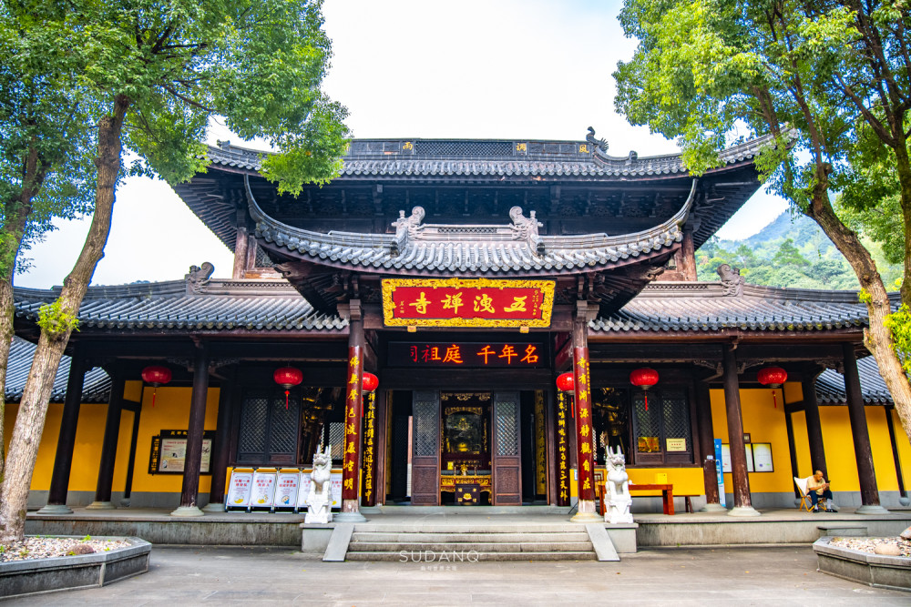 这是浙江省最古老的游览胜地1400年前就闻名遐迩藏有千年古寺