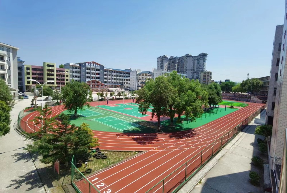 融水中学运动场维修改造项目竣工投入使用.