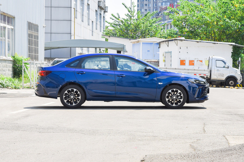 10万级家用轿车典范到店实拍雪佛兰科鲁泽