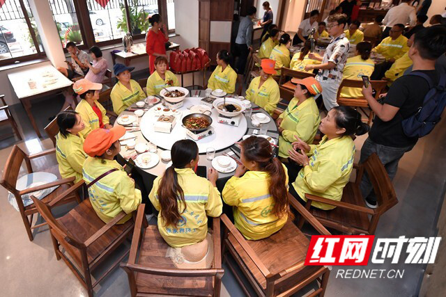 餐饮门店重装开业 环卫工人上台剪彩