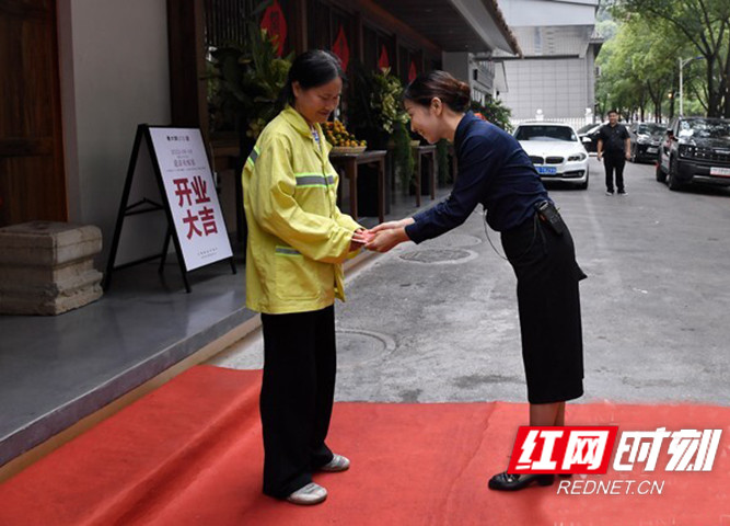 餐饮门店重装开业 环卫工人上台剪彩