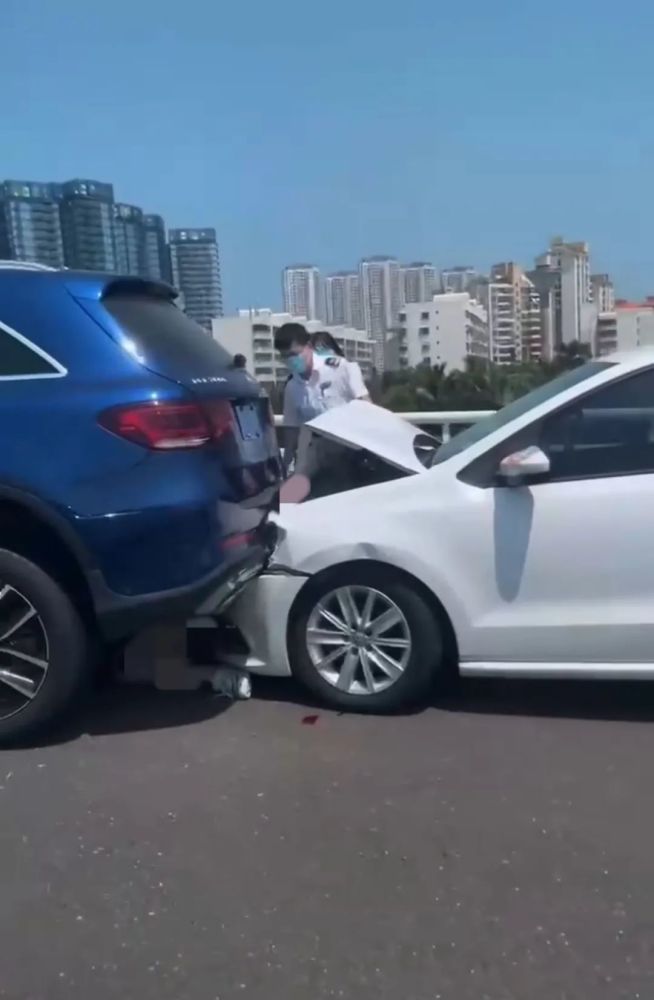 海口世纪大桥上发生碰撞事故造成一死一伤交警提醒