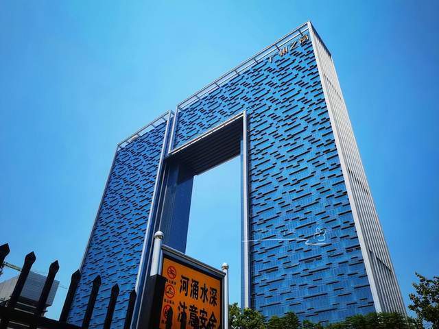 广州新中轴线上"少人知"的建筑,立在珠江边,外形像"大窗户"