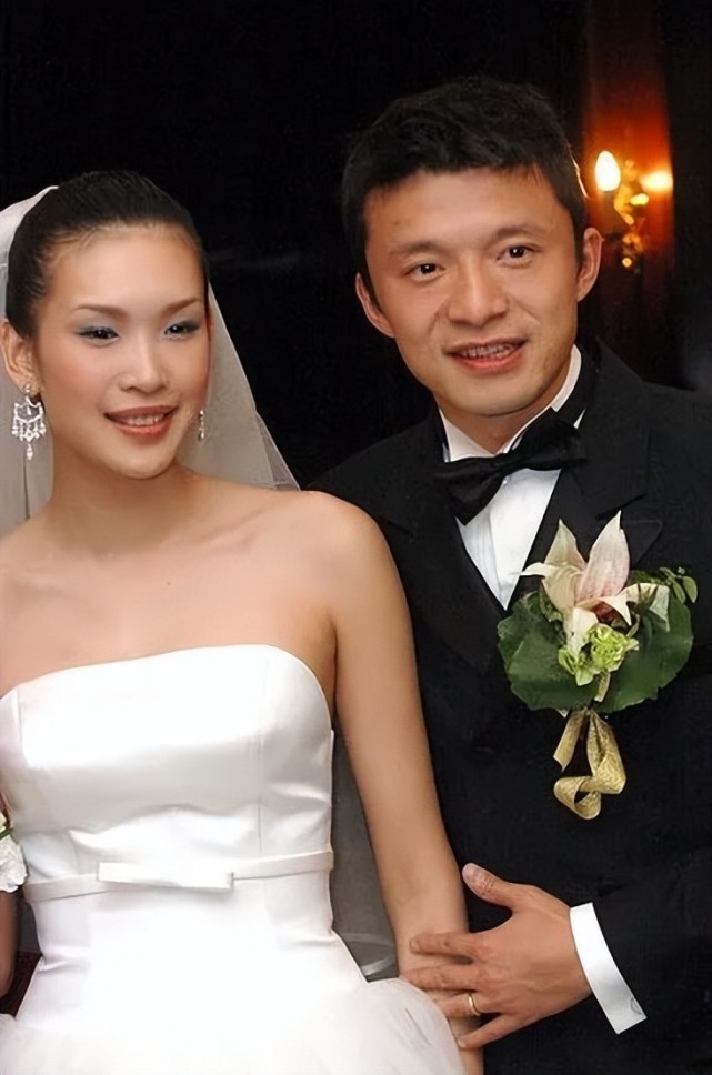 47岁谢晖回上海老家,俄超模老婆金发碧眼,4岁混血儿子神似爸