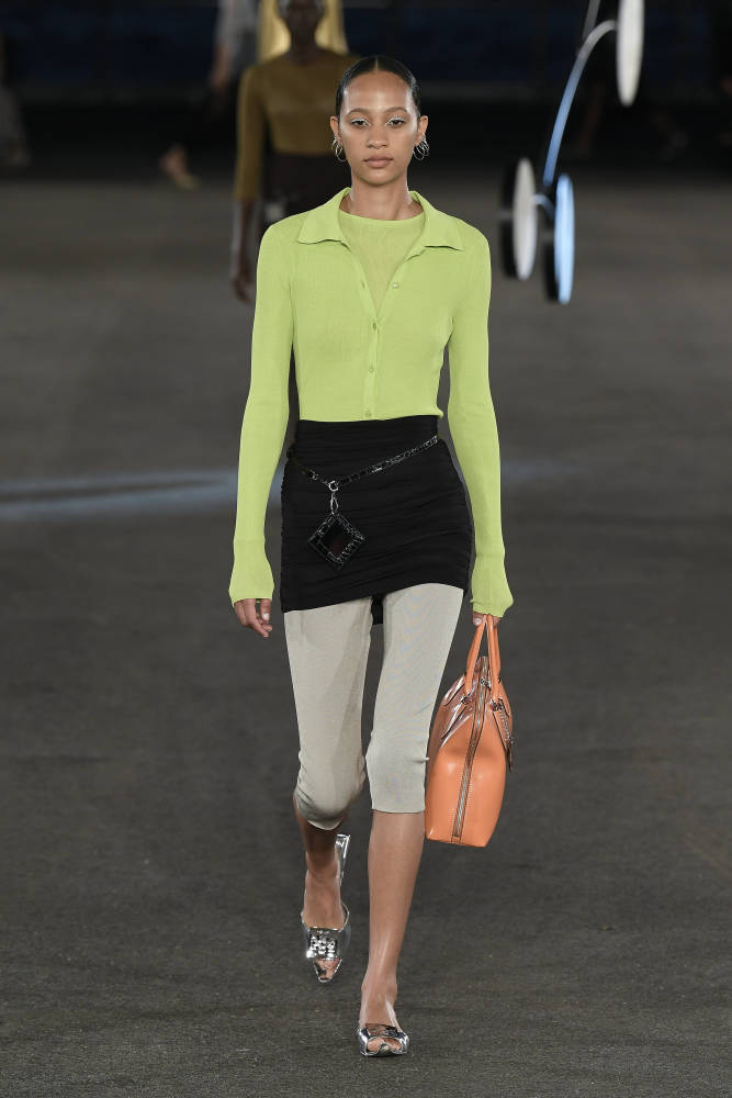 9月13日,模特在美国纽约时装周上展示tory burch品牌的2023春夏新款