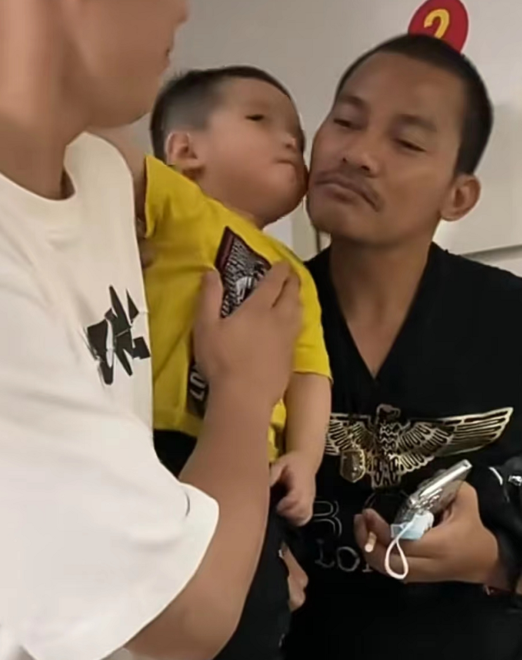 泰国巨星托尼贾广东寻根潮汕人家里过中秋街上玩灯笼接地气