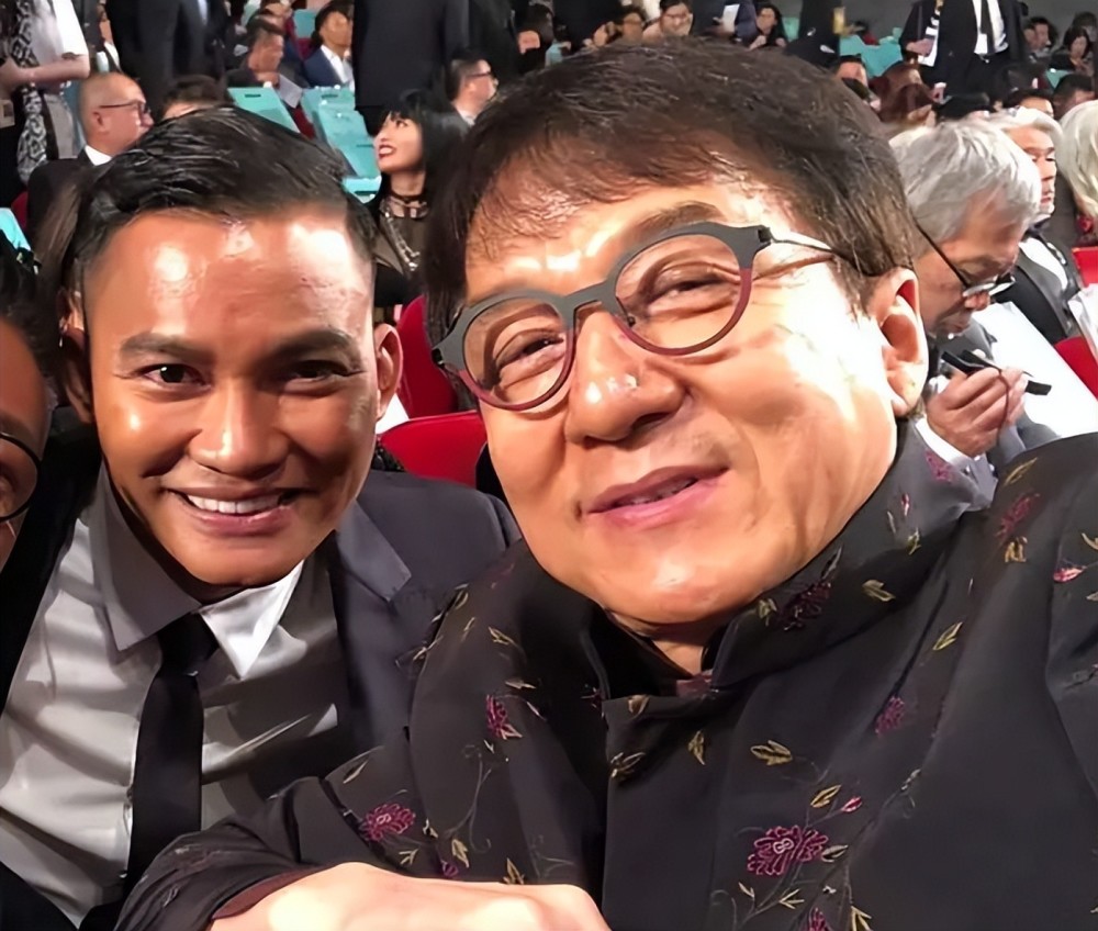 泰国巨星托尼贾广东寻根潮汕人家里过中秋街上玩灯笼接地气