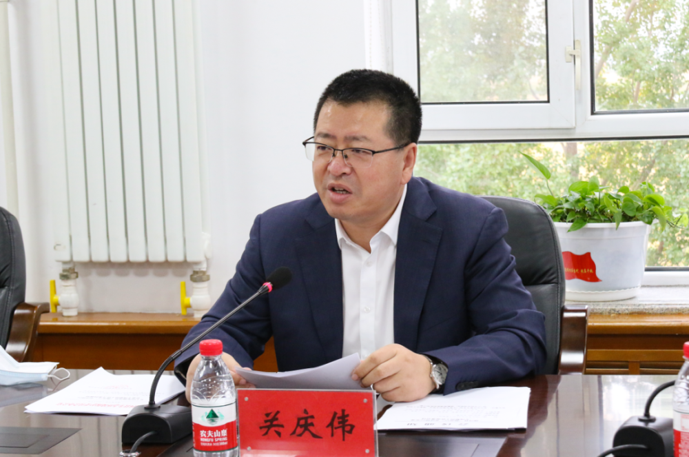 县委常委,常务副县长关庆伟出席会议,各镇各相关部门负责人参加会议.