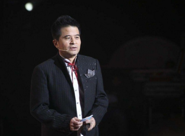 毕福剑签约传媒公司,回归舞台后邀约不断,再主持节目引全场欢呼插图8