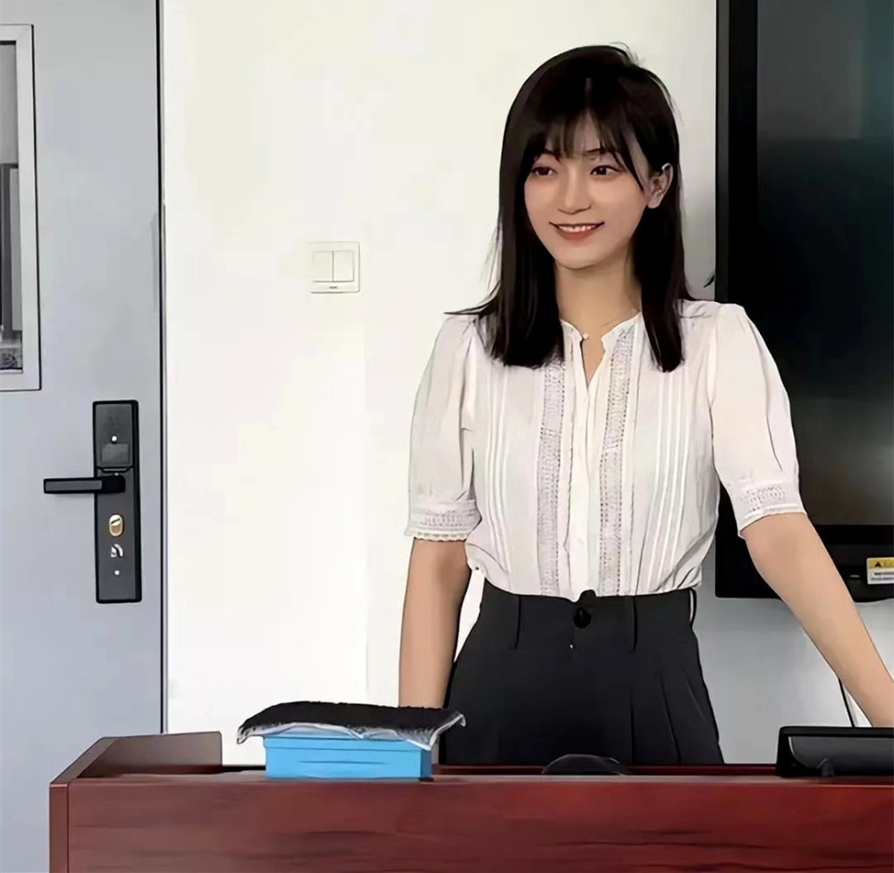 北大美女博士才貌双全毕业当大学教师娃娃脸被认为是大一新生