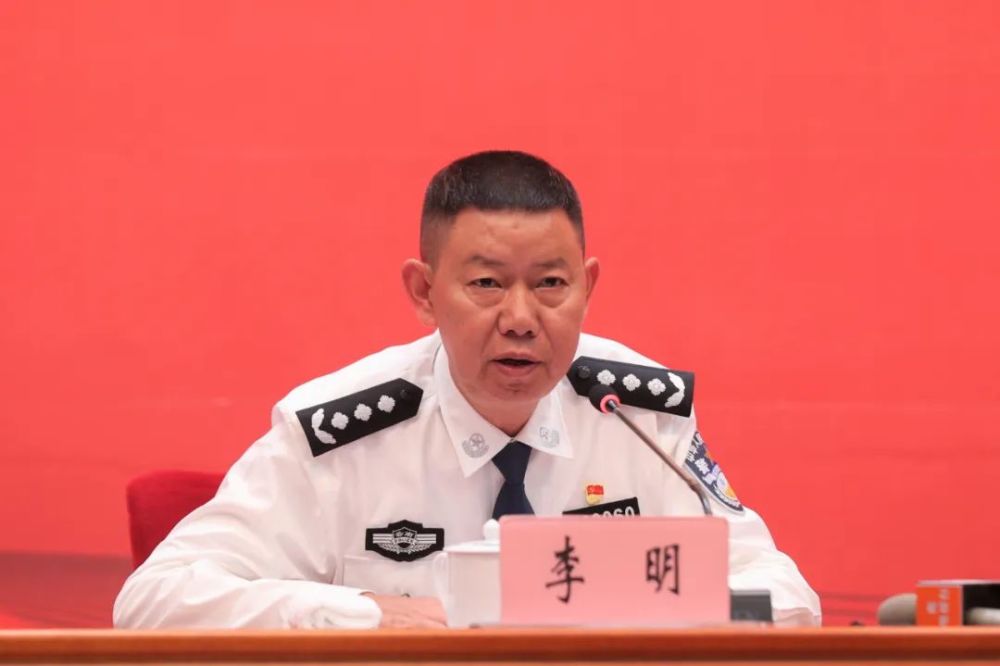 (省公安厅一级巡视员,刑侦总队党总支书记李明发布新闻并回答记者提问