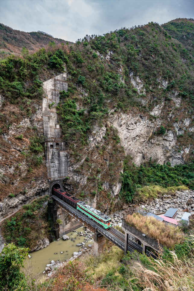 第七站普雄站沿着尼日河溯游而上不知不觉中火车已到达终点站普雄站