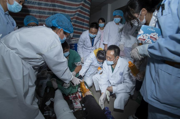 与高医生交谈期间,他的手机响个不停,直升飞机又送来地震灾区的伤员了