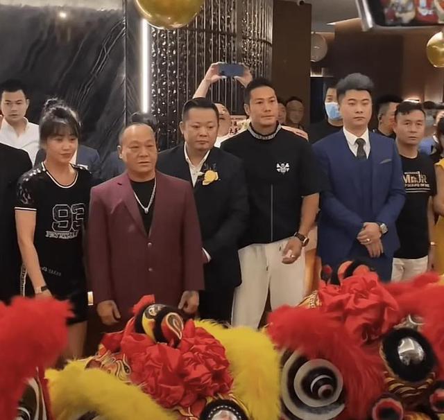 68岁吴志雄与网红线下联动,女子身高接近190,肩膀与b哥头顶齐平