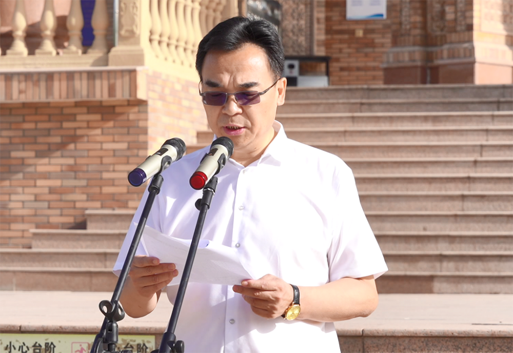 教育工委书记李科琼出席发车仪式,哈密市政府党组成员,副市长滕春玲