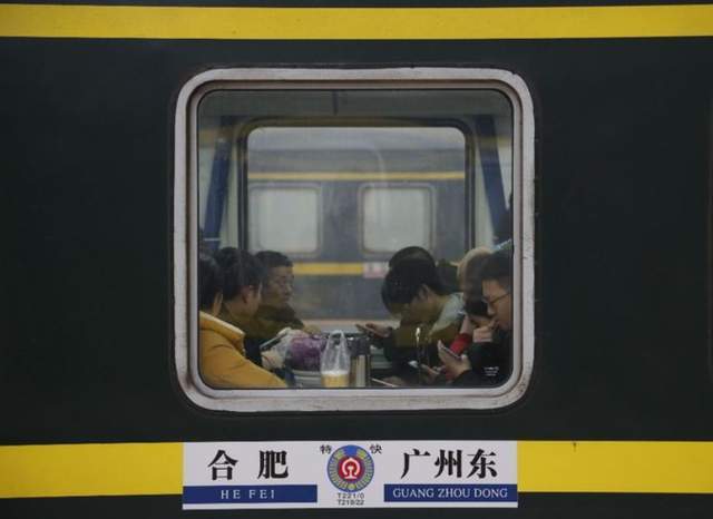 同样的距离,t221次旅客列车运行时间,是高铁的3倍左右!