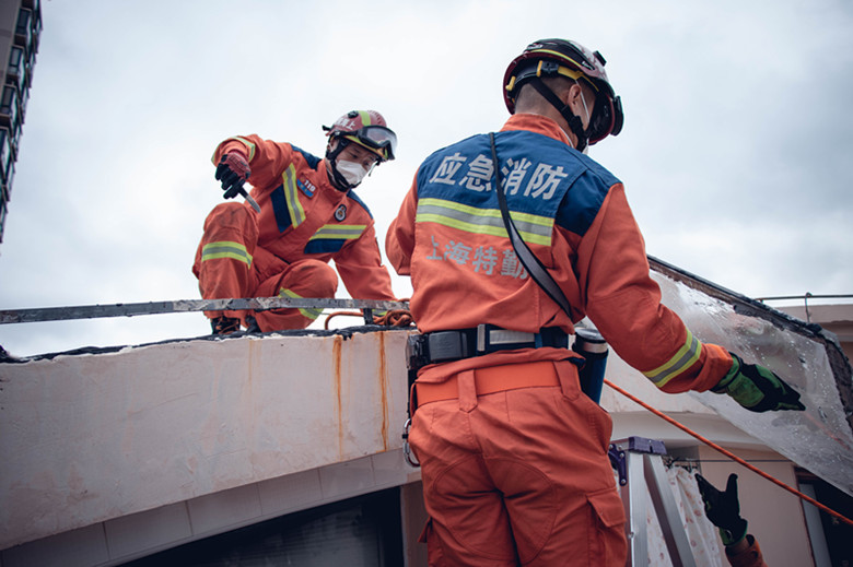 上海消防特勤支队为民高空排险全力应对台风梅花