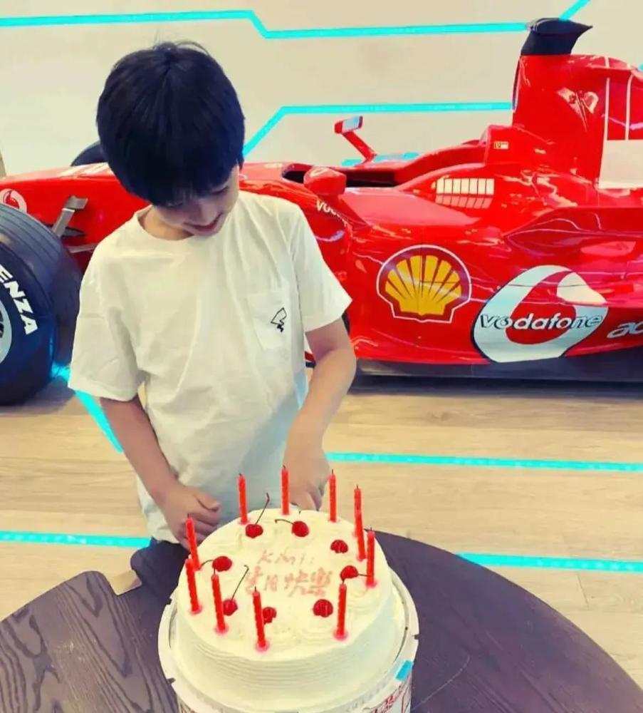 林志颖车祸后为大儿子庆生,13岁kimi近照曝光,父子背影宛若兄弟_腾讯