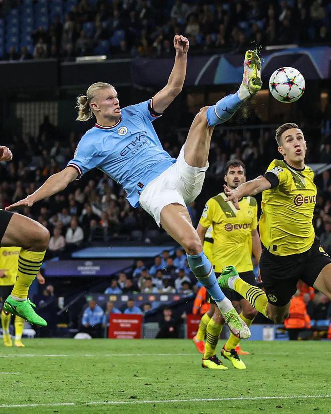 哈兰德晒飞踹射门图:功夫足球!