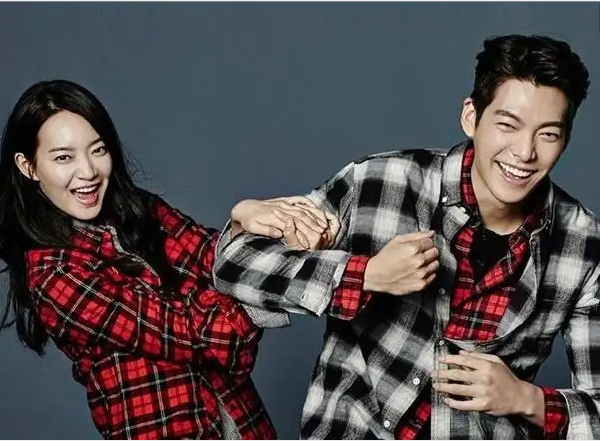 申敏儿金宇彬在巴黎被偶遇,背着白色情侣包,交往7年感情稳定