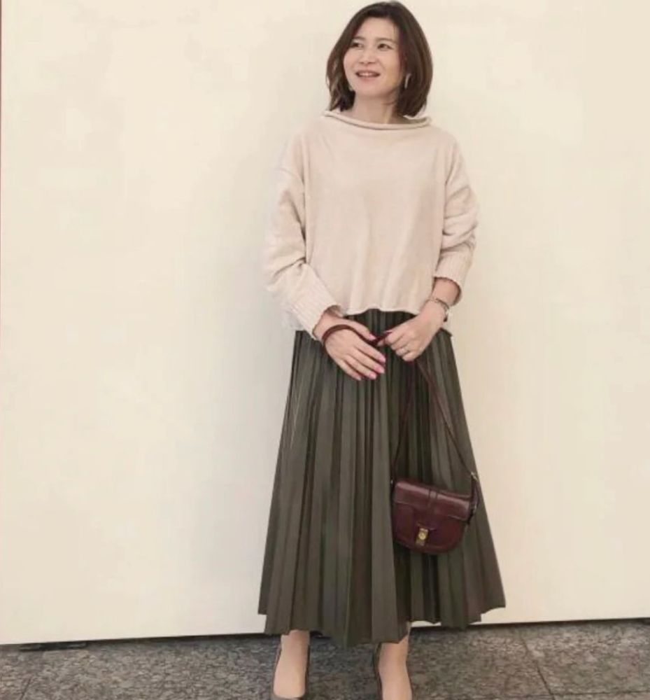 女人到了50岁,穿衣要避开3个"显老色",多穿另外3种才洋气减龄插图8