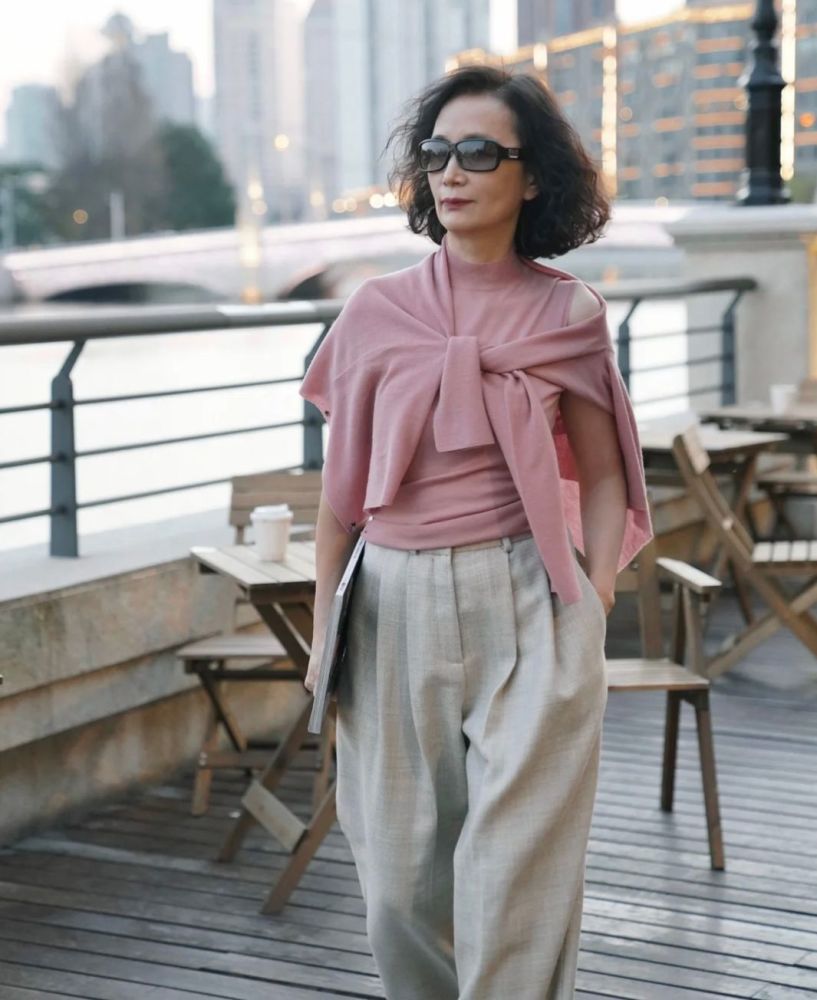 女人到了50岁,穿衣要避开3个"显老色",多穿另外3种才洋气减龄插图5