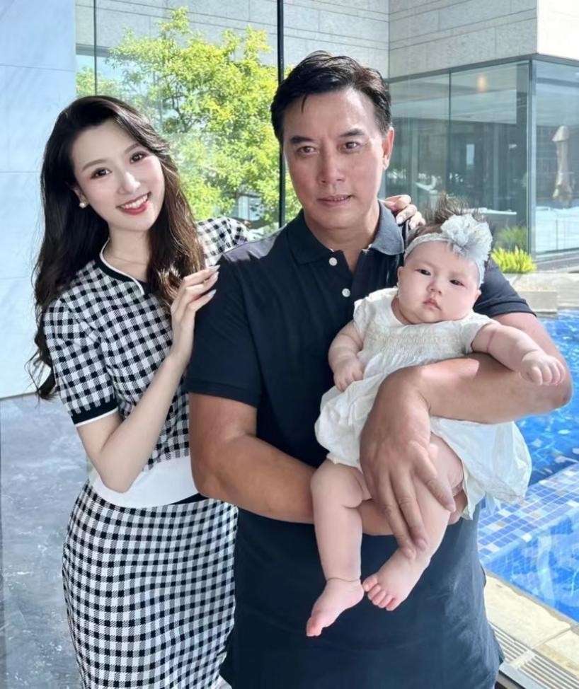 戏骨张山祖孙三代合影颜值似冻龄身形健硕女儿嫁富豪生活奢侈