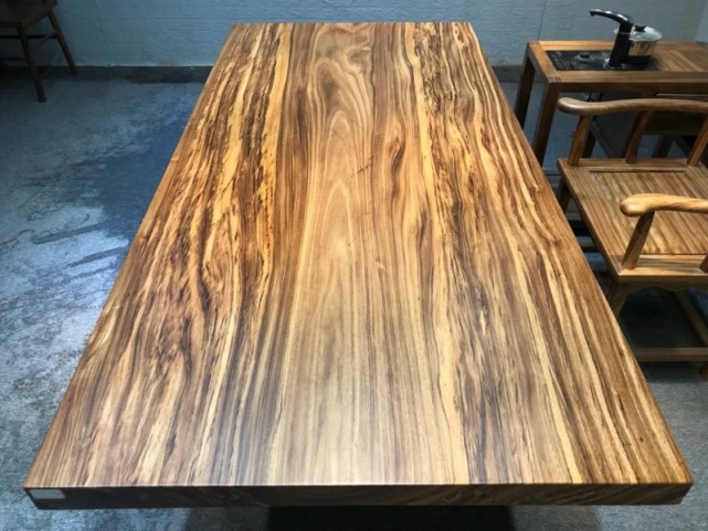 直到一位家具厂的设计师根据其纹理,将它命名为乌金木之后,加上商家