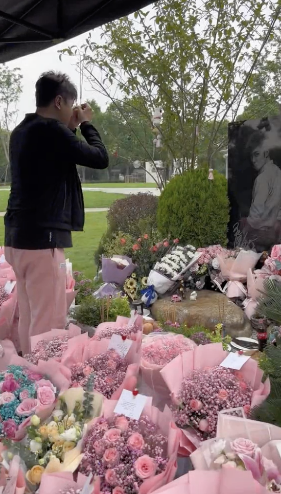 陈乔恩携丈夫到乔任梁墓地看望,带来粉色玫瑰,与乔妈妈温暖拥抱_腾讯