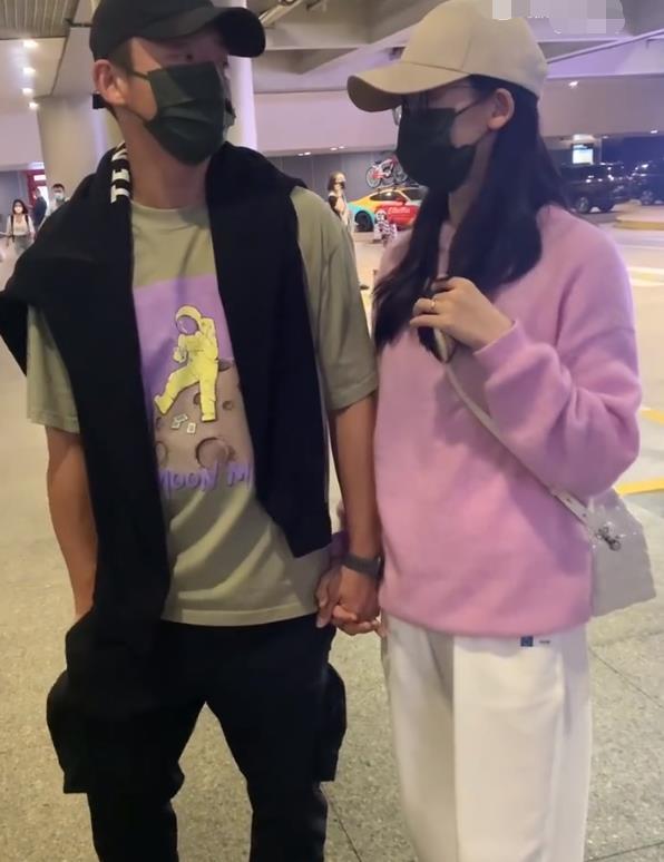 郑恺夫妇现身机场!两人贴头蜜语好甜,苗苗身材纤细少女感十足
