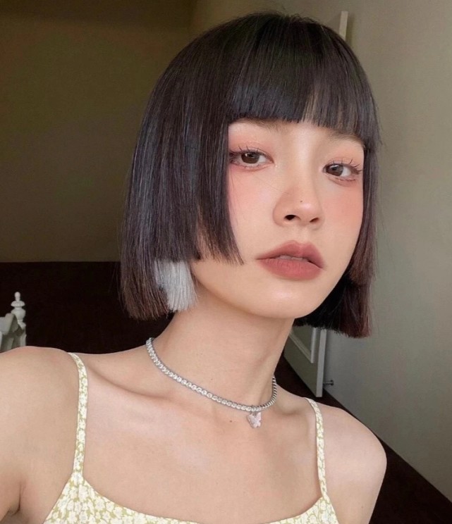 让脸型跟五官更好的搭配和谐,搭配可爱减龄的短发,刘海的长度在眉毛