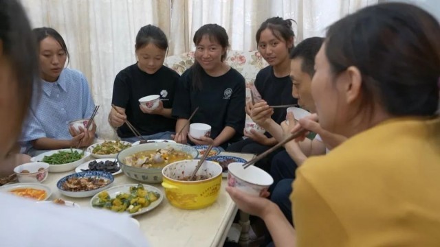 稅務所職工五年資助7名大涼山女孩,被喊作