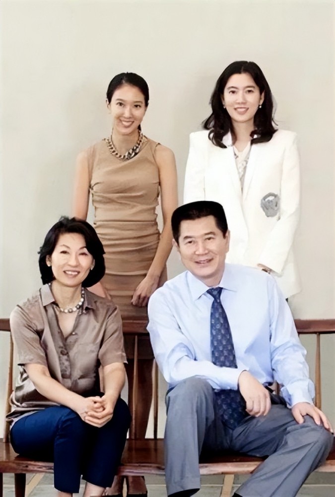 1987年父亲林昌郁接任大象集团总裁,林世玲的母亲则是世界十大轮胎