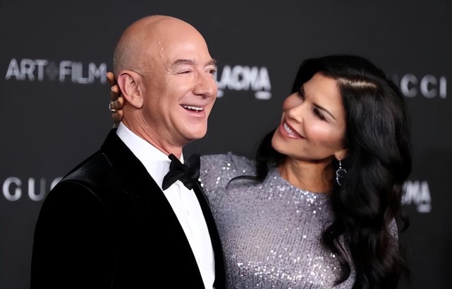 前世界首富贝索斯与女友桑切斯看球秀恩爱,女方长子及前男友作陪